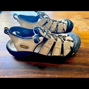 KEEN Women's Newport Size 8.5 LIKE NEW! with anti-stink protection